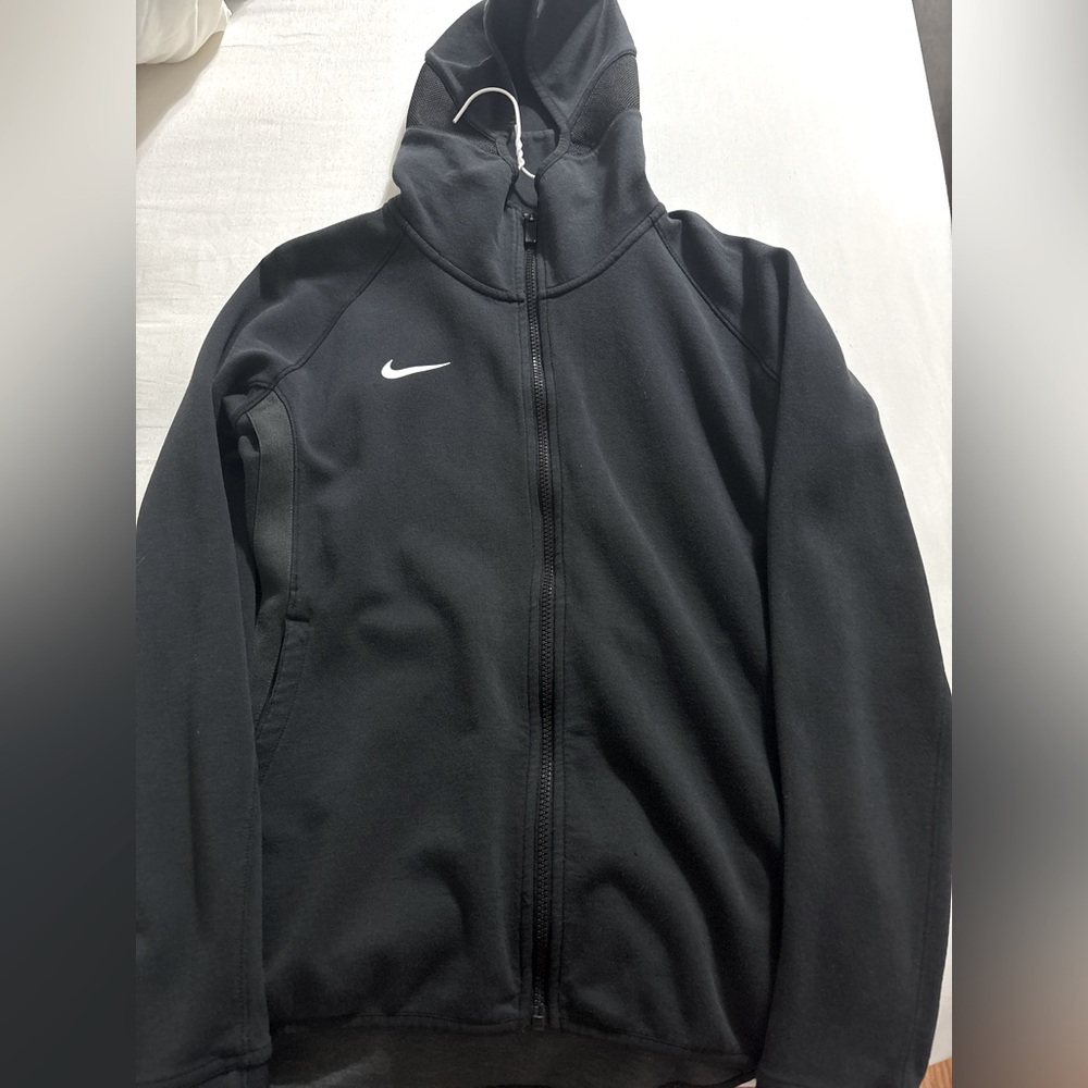Nike zip up 
Medium 
Great condition
Worn once